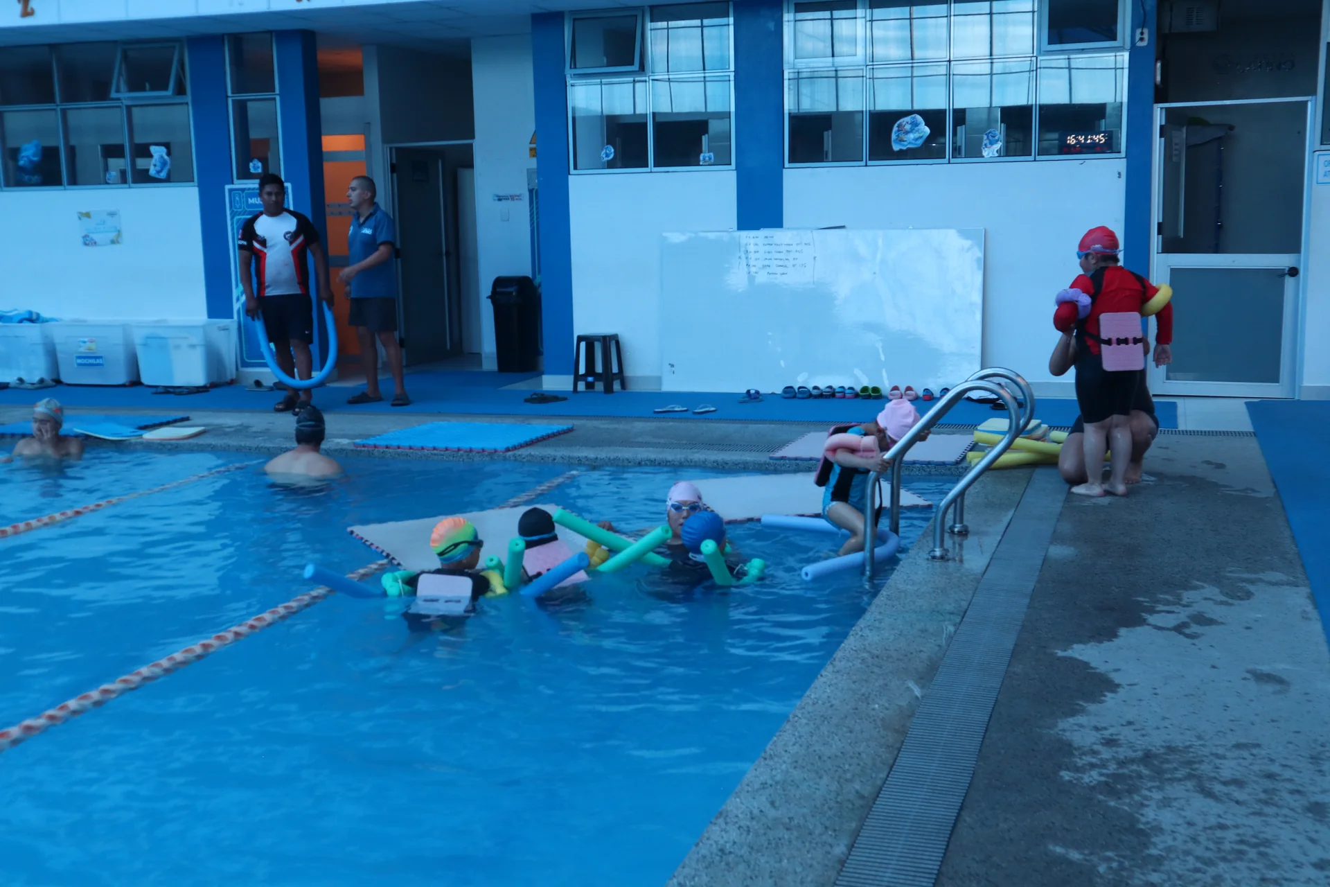 Niña iniciando una clase de natación