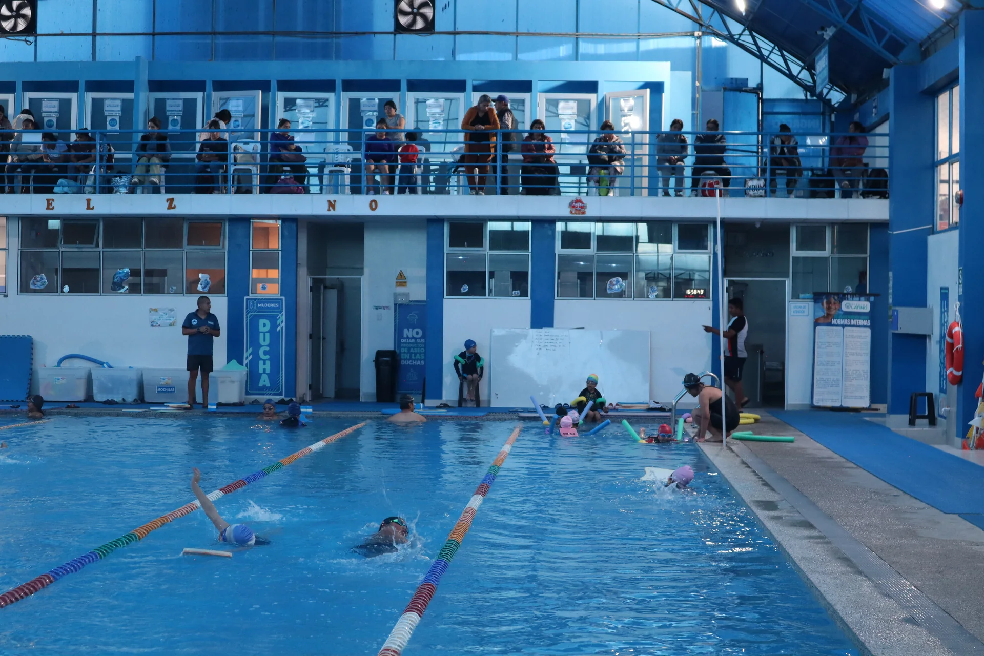 Entrenamiento de natación en piscina