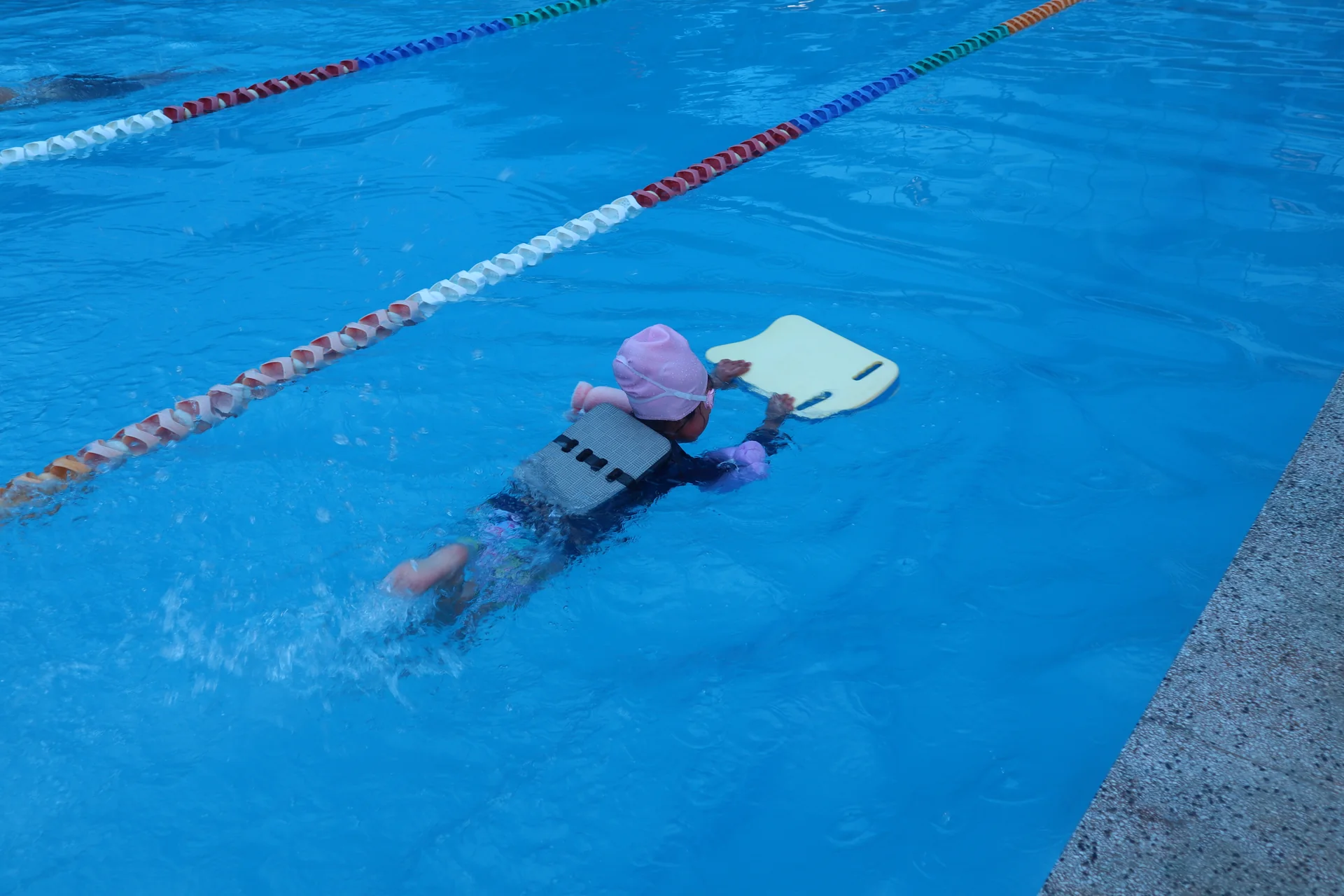 Práctica infantil de natación